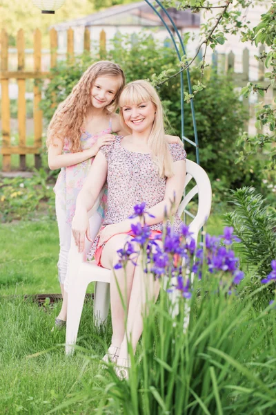 Hija con su madre en el jardín — Foto de Stock