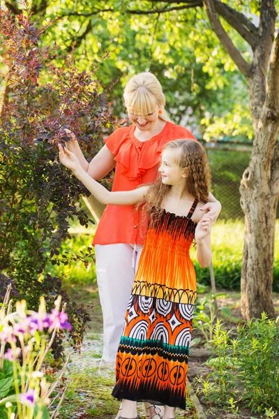 Annesi yaz bahçesinde kızıyla — Stok fotoğraf