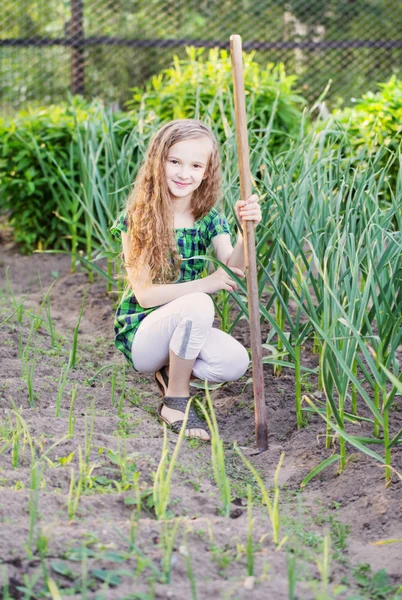 Sorriso menina trabalho em um jardim — Fotografia de Stock