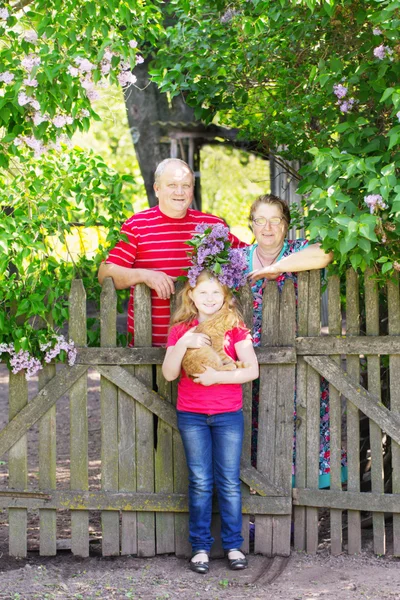 Família feliz ao ar livre — Fotografia de Stock