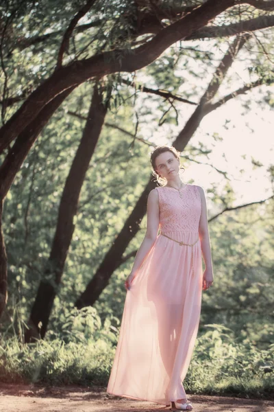 Beautiful girl in summer park — Stock Photo, Image