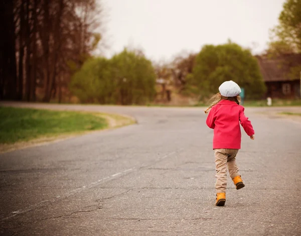 Correre bambina sulla strada — Foto Stock
