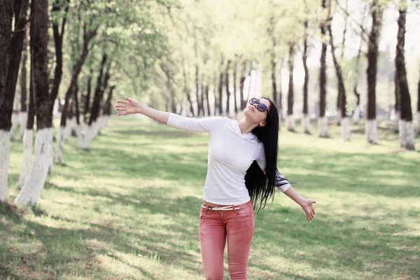 Beautiful young woman in the summer park — Stock Photo, Image