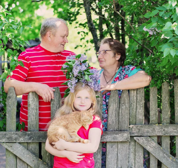 Família feliz ao ar livre — Fotografia de Stock