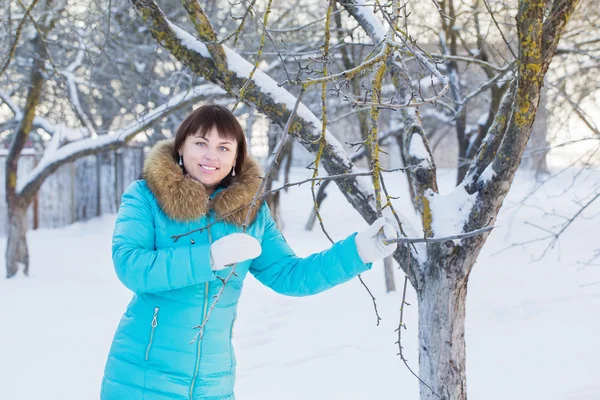 Mujer en jardín de invierno — Foto de Stock