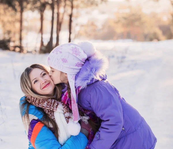 Spelen in de winter buiten en gelukkige familie — Stockfoto