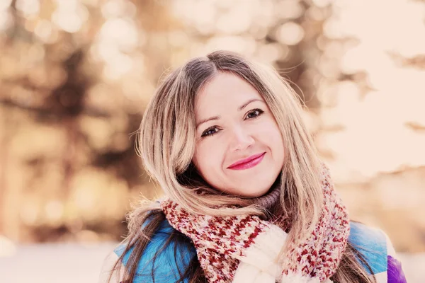 Jonge vrouw winter portret — Stockfoto