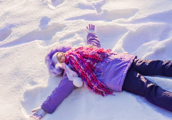 Criança feliz em uma neve branca clara — Fotografia de Stock