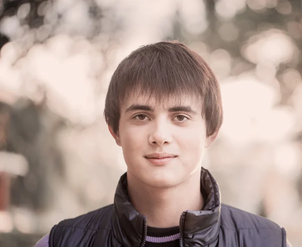 Los hombres jóvenes al aire libre —  Fotos de Stock