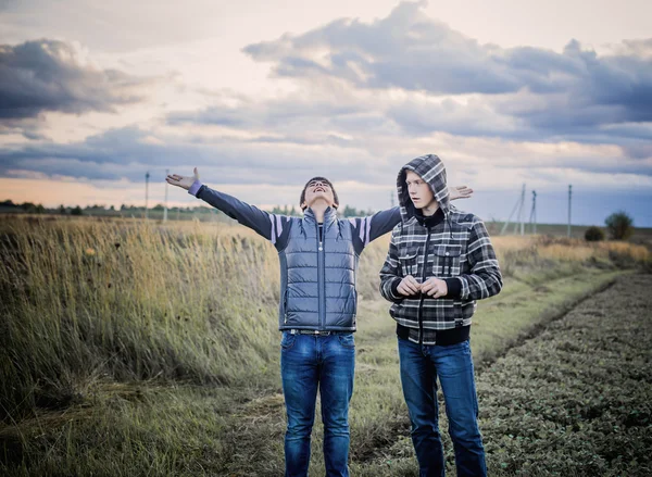 Dos adolescentes al aire libre — Foto de Stock