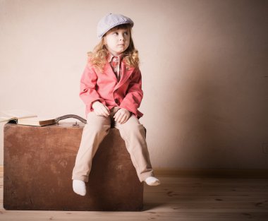 küçük bir çocuk ile bavul kapalı kitap