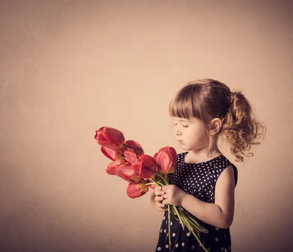 Portret van mooi meisje met bloem — Stockfoto