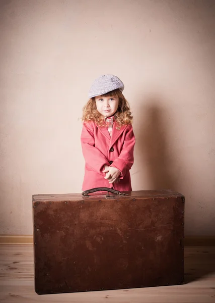 Μικρό κορίτσι με τη βαλίτσα εσωτερική — Φωτογραφία Αρχείου