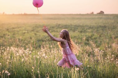 mutlu kız pembe balon açık