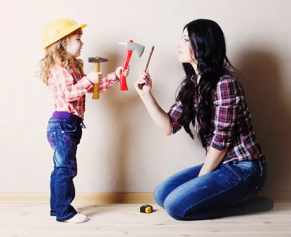 Mutter mit kleinem Mädchen spielt im Bauarbeiter — Stockfoto