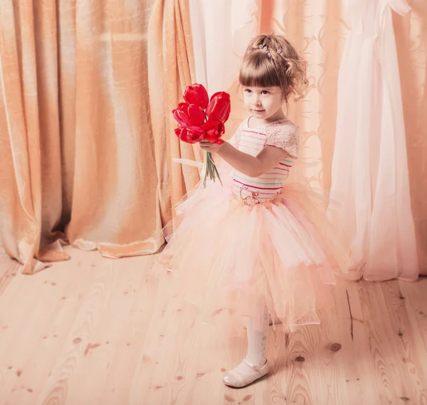 Schattig meisje, gekleed als een ballerina — Stockfoto