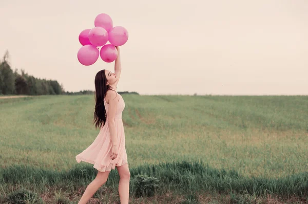 Piękne młode kobiety z zewnątrz różowe balony — Zdjęcie stockowe