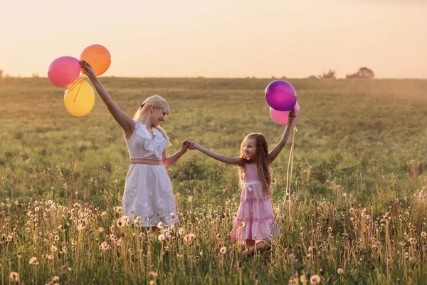 Lycklig familj med ballonger utomhus — Stockfoto