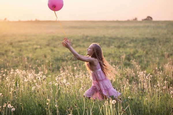 Ragazza felice con palloncino rosa all'aperto — Foto Stock