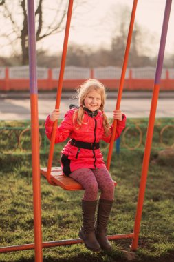 Kız Açık salıncak