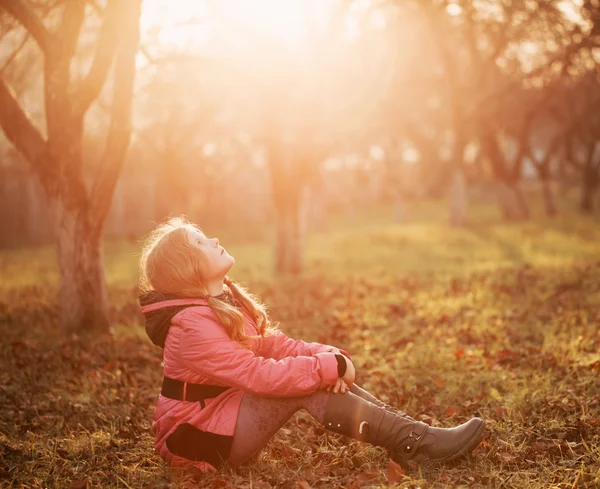 Маленька дівчинка на траві — стокове фото