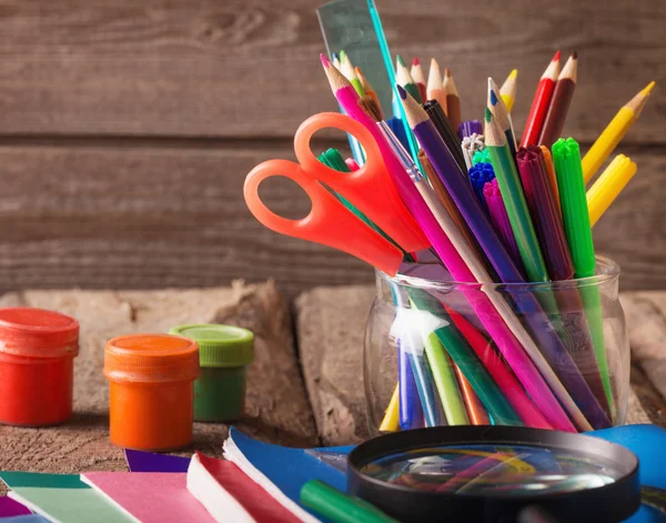 Concept de retour à l'école sur fond de bois — Photo