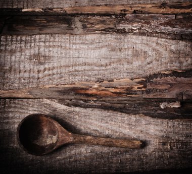 ahşap zemin üzerinde eski kaşık