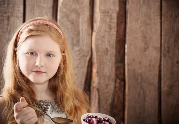 Girl with berry dessert — Stock Photo, Image