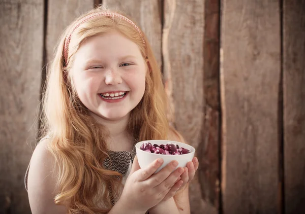 Chica con postre de bayas — Foto de Stock