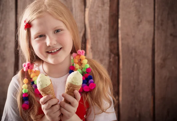 Menina engraçada com sorvete saboroso — Fotografia de Stock
