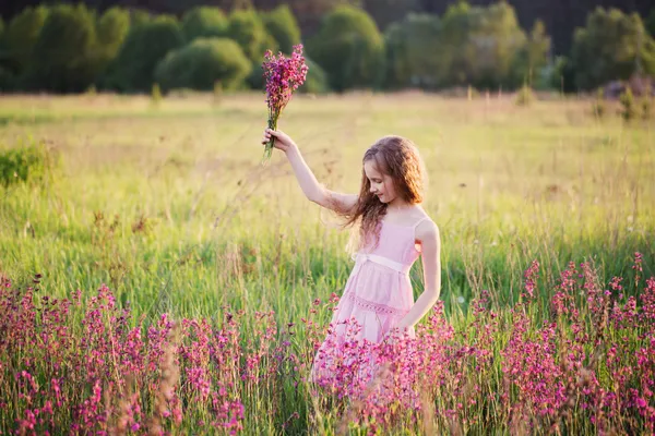 Meisje met roze bloemen — Stockfoto