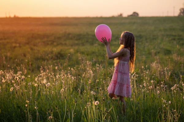 Flicka med rosa ballong — Stockfoto