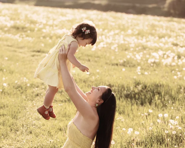 Mother and daughter in meadow — Stock Photo, Image