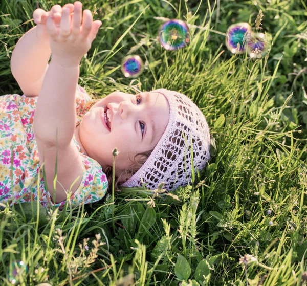 Enfant avec bulles de savon — Photo