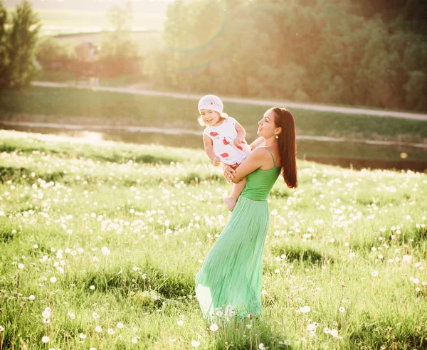 Mother and daughter in meadow — Stock Photo, Image