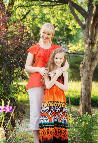 Hija con madre — Foto de Stock