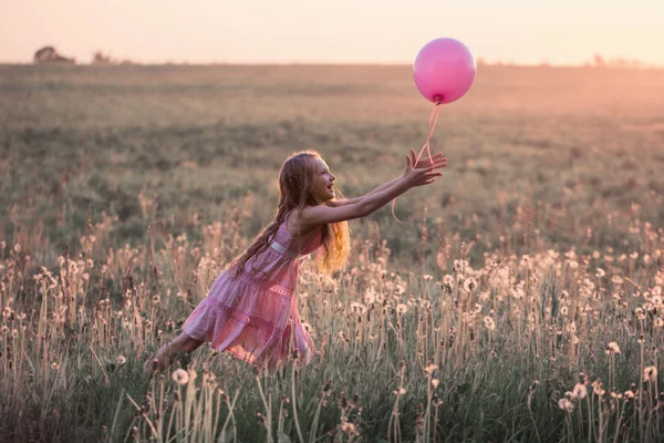 Flicka med rosa ballong — Stockfoto