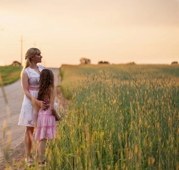 Mujer con chica — Foto de Stock