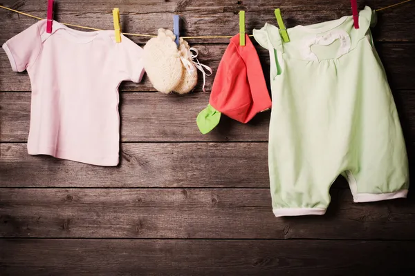 ahşap arka plan üzerinde çocuk giyim