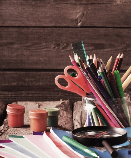 Concept de retour à l'école sur fond de bois — Photo