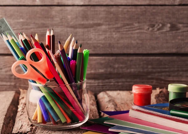 Volver al concepto escolar sobre fondo de madera —  Fotos de Stock