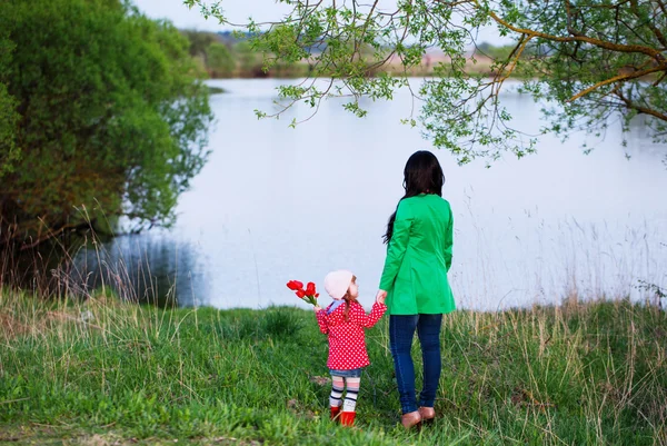 Donna e bambino oltre il fiume — Foto Stock