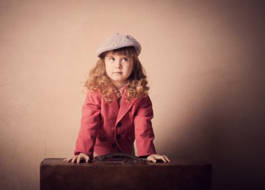 Bavullu küçük kız.