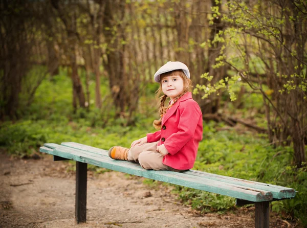 在公园里的小女孩 — 图库照片