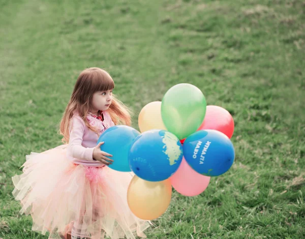 Девушка с воздушными шарами — стоковое фото