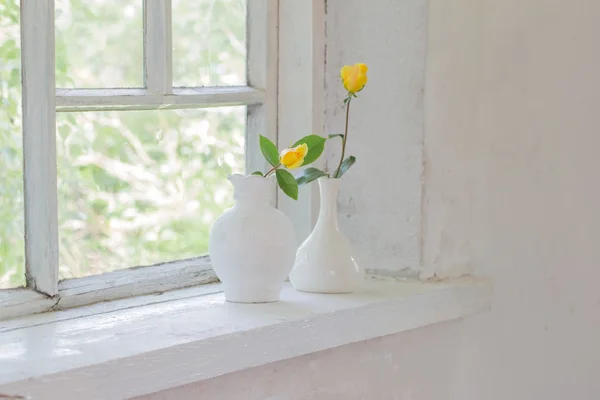 Żółte róże w wazonie — Zdjęcie stockowe