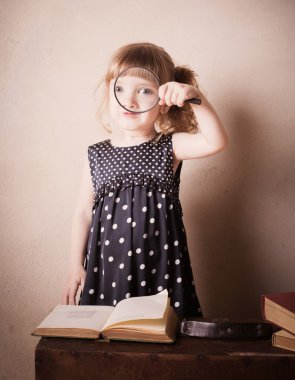 Büyüteç ile küçük kız