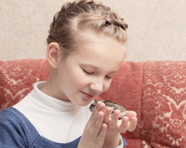 çocuk elinde hamster