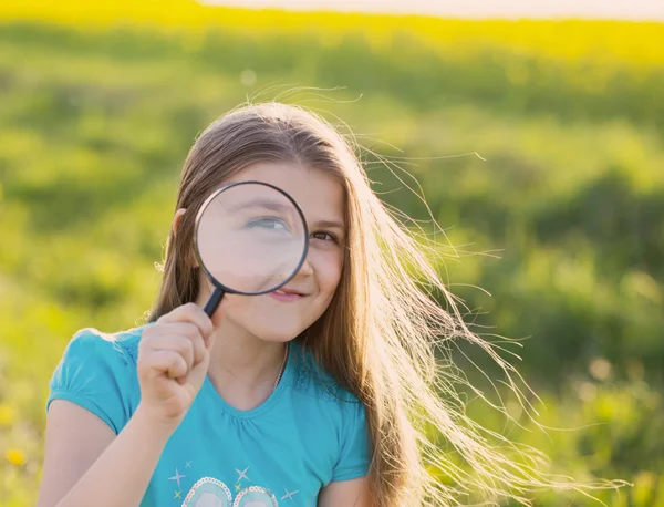 Büyüteçli kız — Stok fotoğraf