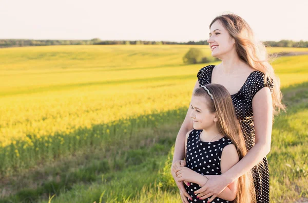 Kvinna och flicka i fältet — Stockfoto